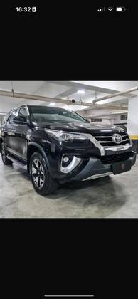 TOYOTA HILUX SW4 2.8 SRX DIAMOND 4X4 7 LUGARES 16V TURBO INTERCOOLER DIESEL 4P AUTOMÁTICO